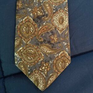 Men's paisley tie